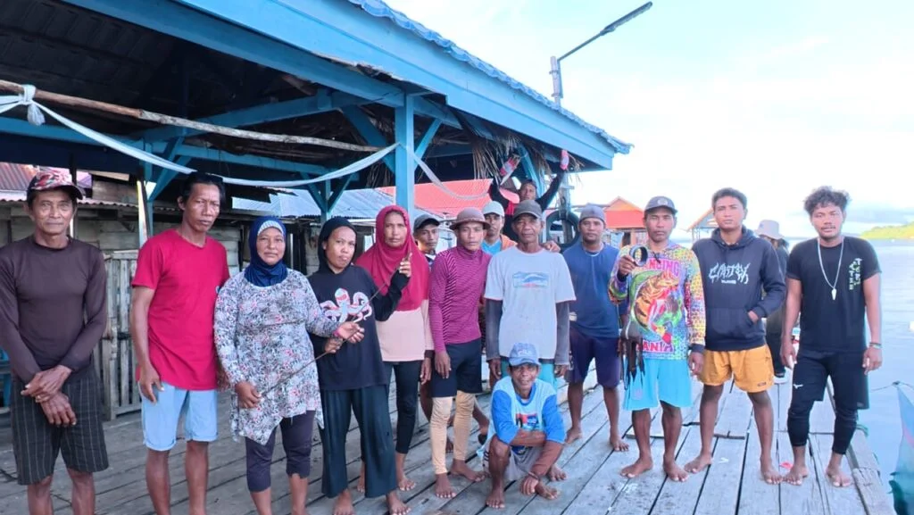Nelayan di Desa Kadoda bersiap mencari gurita di Perairan Dambulalo dan Kadoda pada hari pembukaan area tangkap.