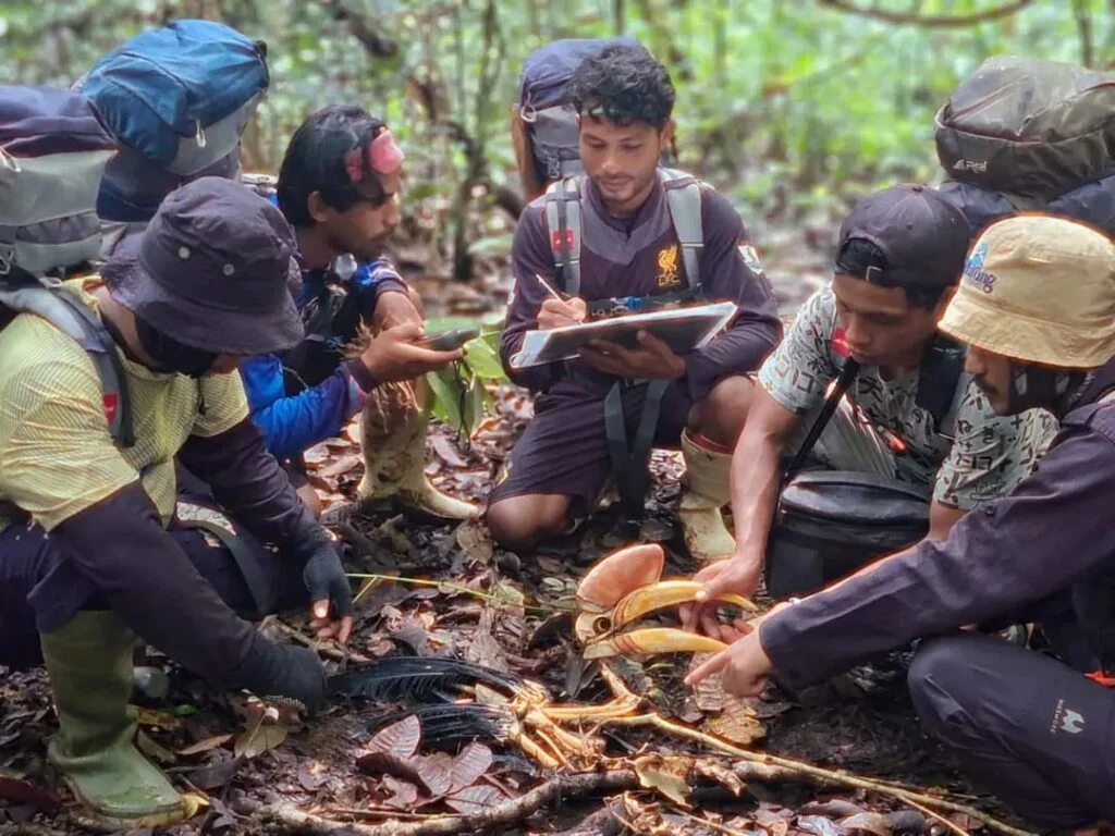 Tim smart patrol Cahaya Terang Ilomata sedang melakukan patroli di dalam kawasan Resort Bulango TNBNW. Foto: Japesda.