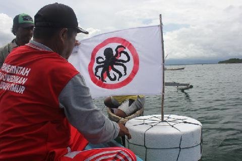 JAPESDA Dan Masyarakat Tutup Sementara Lokasi Tangkap Gurita Di Desa Uwedikan