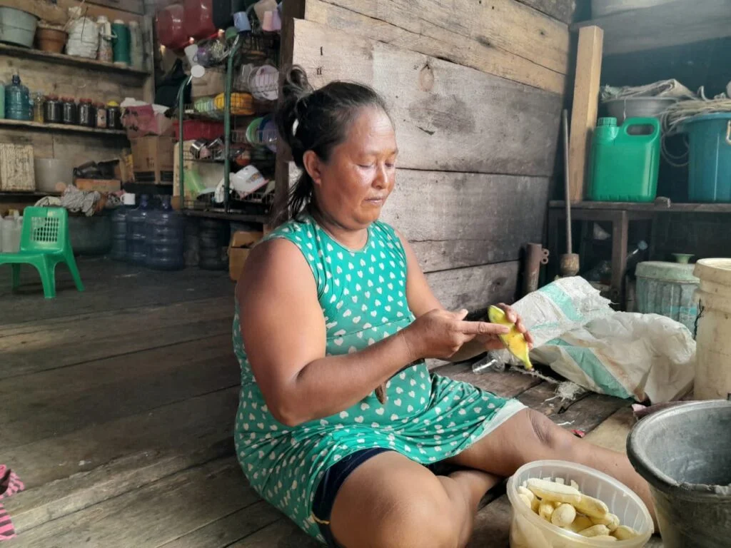 Nursia Nuntung (40) usai mencari gurita di perairan Kepulauan Togean. Foto: Japesda