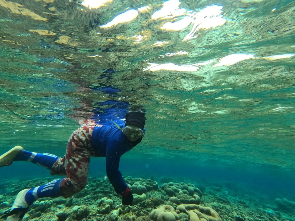 Nursia Nuntung mencari gurita di perairan Kepulauan Togean, Sulawesi Tengah. Foto: Christopel Paino