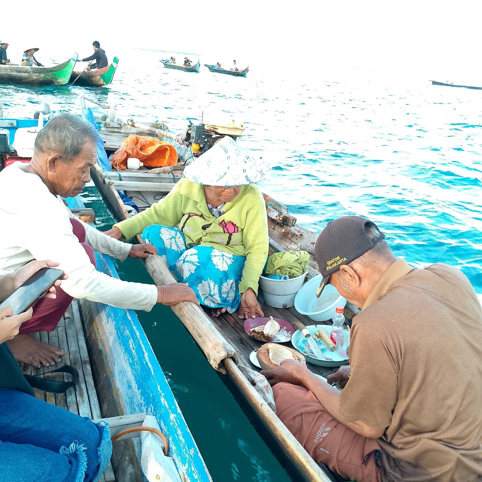 Puasa selama enam bulan, Nelayan Desa Torosiaje Serumpun memanen gurita di tiga lokasi penutupan